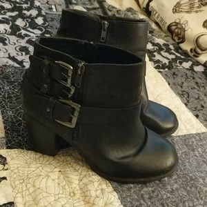 Ankle boots with buckles